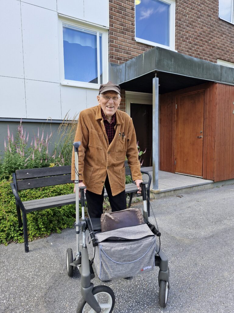 Hans Åkerlind framför en av Kemigränds entréer.